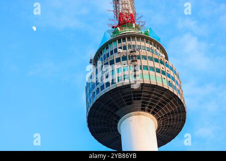 Namsan Tower. Nahaufnahme des Seoul Tower, der berühmten Attraktion auf dem Namsan Berg mit wunderschönem Himmel und Mond bei Sonnenuntergang in Seoul, Südkorea. Stockfoto