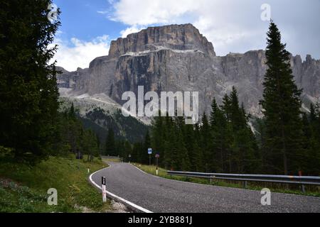 Das imposante Felsmassiv von Sass Pordoi 2952 Meter, von der Hauptstraße zum Sellapass gesehen Stockfoto