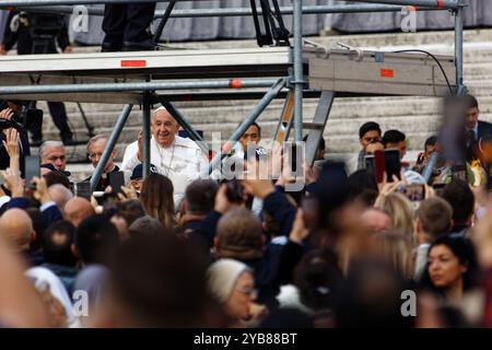 Papst Franziskus Bergoglio feiert die Messe und grüßt die Christen, die zu Tausenden in St. Peter angekommen sind Papst spricht zu den Gläubigen, die wh Stockfoto