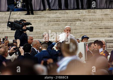 Papst Franziskus Bergoglio feiert die Messe und grüßt die Christen, die zu Tausenden in St. Peter angekommen sind Papst spricht zu den Gläubigen, die wh Stockfoto