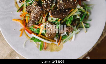 Rindfleisch Teriyaki mit Gemüse und Teriyaki-Sauce mit Sesamöl asiatische Gerichte Stockfoto