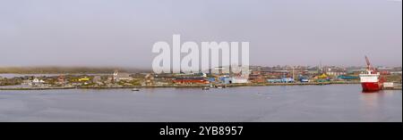 Nanortalik, Grönland - 27. August 2024: Panoramablick auf den Hafen von Nanortalik in Südgrönland an einem nebeligen Morgen Stockfoto