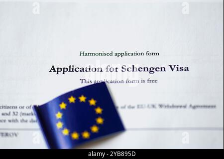 PARIS – OKT 01: Kein Eintrag für den Antrag auf Erteilung eines Schengen-Visums und der EU-Flagge in Paris am 1. Oktober. 2024 in Frankreich Stockfoto