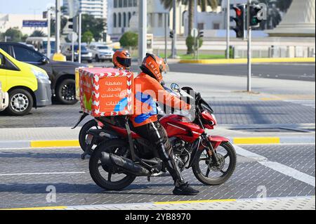 ABU DHABI – 15. SEPTEMBER: Kuriere von Talabat, einem Online-Lebensmittelbestellunternehmen in der Abu Dhabi Street am 15. September. 2024 in den VAE Stockfoto