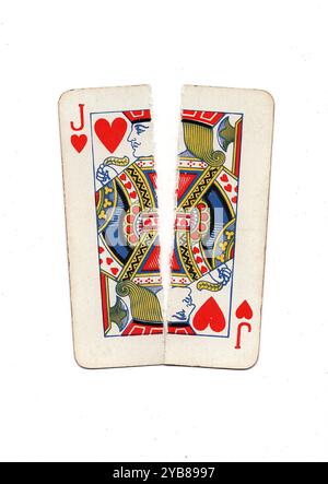 Eine alte Spielkarte, die von oben nach unten in zwei Hälften auf weißem Hintergrund zerrissen wurde. Stockfoto