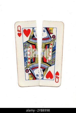 Eine alte Spielkarte, die von oben nach unten in zwei Hälften auf weißem Hintergrund zerrissen wurde. Stockfoto