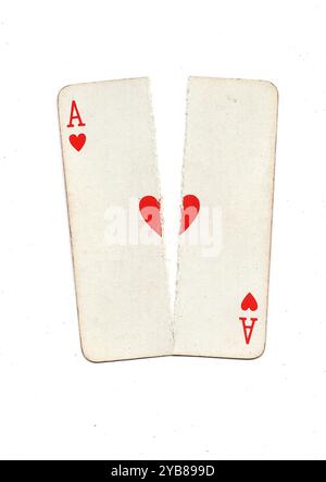 Eine alte Spielkarte, die von oben nach unten in zwei Hälften auf weißem Hintergrund zerrissen wurde. Stockfoto