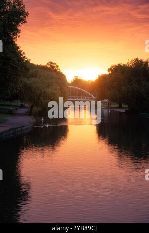 Sonnenaufgang hinter der Butterfly Bridge über den Fluss Great Ouse am Embankmentat Bedford, England Stockfoto