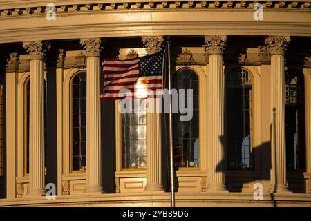 Washington, USA. Oktober 2024. Am Donnerstag, den 17. Oktober, fliegt eine amerikanische Flagge im Kapitol der USA. 2024. (Graeme Sloan/SIPA USA) Credit: SIPA USA/Alamy Live News Stockfoto