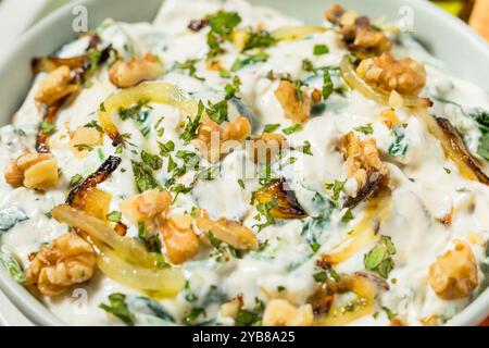 Hausgemachter persischer Borani-Dip mit Zwiebeln, Walnüssen und Joghurt Stockfoto