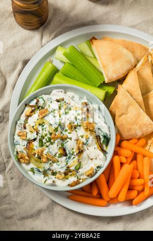 Hausgemachter persischer Borani-Dip mit Zwiebeln, Walnüssen und Joghurt Stockfoto