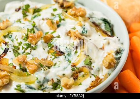 Hausgemachter persischer Borani-Dip mit Zwiebeln, Walnüssen und Joghurt Stockfoto