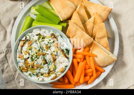 Hausgemachter persischer Borani-Dip mit Zwiebeln, Walnüssen und Joghurt Stockfoto