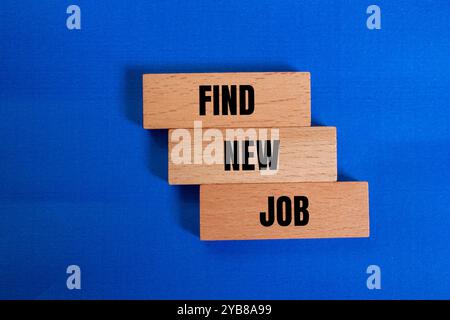 Suchen Sie nach einer neuen Jobmeldung, die auf Holzblöcken mit blauem Hintergrund geschrieben ist. Konzeptionelles Symbol für die Suche nach neuen Jobs. Kopierbereich. Stockfoto