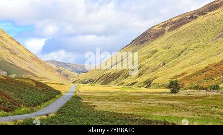 Landstraße in Richtung der Stadt Selkirk an der schottischen Grenze Stockfoto