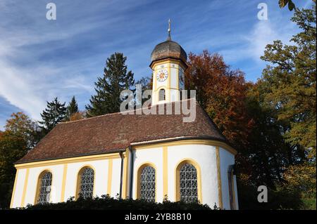 Tutzing, Bayern, Deutschland, 17. Oktober 2024: Ein Herbsttag im Tutzing Landkreis Starnberg. Hier der Blick auf die Alte Kirche am See, St. Peter und Paul, katholisch, Religion direkt am Thomaplatz, Starnberger See gelegen *** Tutzing, Bayern, Deutschland, 17. Oktober 2024 ein Herbsttag im Stadtteil Tutzing Starnberg hier der Blick auf die Alte Kirche am See, St. Peter und Paul, katholisch, Religion direkt am Thomaplatz, Starnberger See Stockfoto