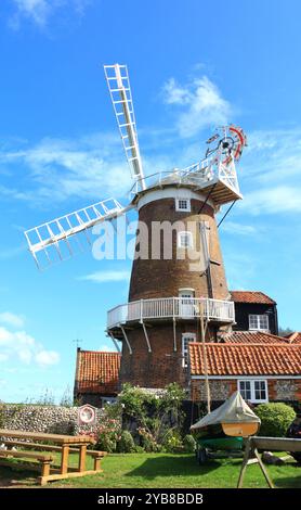 Ein Blick auf die berühmte Windmühle an der Küste von North Norfolk bei Cley Next the Sea, Norfolk, England, Großbritannien. Stockfoto