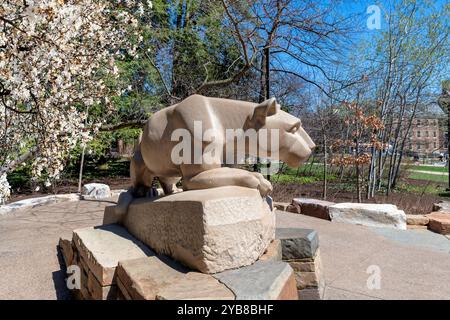 Nittany Lion auf dem Campus der Penn State University am Frühlingstag Stockfoto