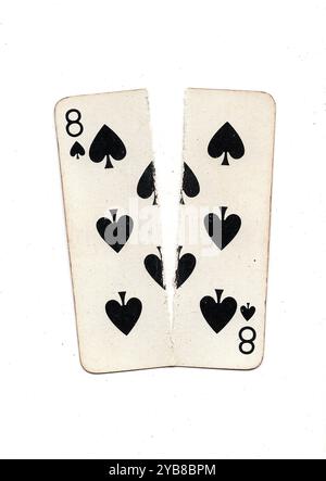 Eine alte Spielkarte, die von oben nach unten in zwei Hälften auf weißem Hintergrund zerrissen wurde. Stockfoto