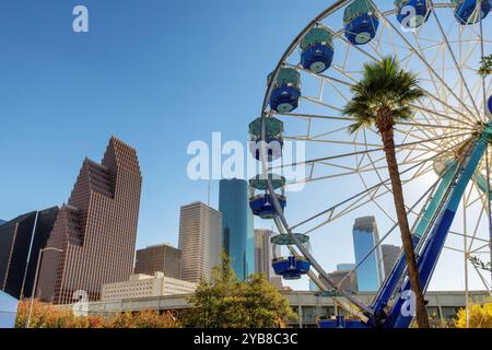 Houston Downtown und Diving Bell Ferris Wheel im Houston Aquarium an sonnigen Tagen in Houston, Texas, USA Stockfoto