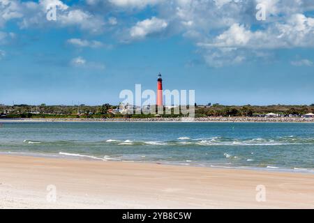 Sonniger Strand und Leuchtturm Ponce de Leon Inlet ab New Smyrna Beach, Florida. Stockfoto