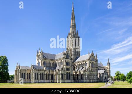 Salisbury Cathedral in Cathedral in der Nähe von Salisbury Wiltshire England Großbritannien GB Europa Seitenansicht Stockfoto