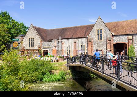 Der Bishops Mill Pub, die Maltings Bridge und der Fluss Avon im Zentrum von Salisbury Wiltshire England Großbritannien GB Europa Stockfoto