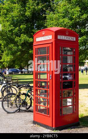 Rote Telefonbox mit Fahrrädern Kathedrale in der Nähe von Salisbury Wiltshire England Großbritannien GB Europa Stockfoto