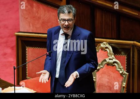 Roma, Italien. Oktober 2024. IL ministro dell'Economia Giancarlo Giorgetti durante il Fragestunde nell'aula del Senato, Roma, Gioved&#xec;, 17 Ottobre 2024 (Foto Roberto Monaldo/LaPresse) Wirtschaftsminister Giancarlo Giorgetti während der Fragestunde im Senat, Rom, Donnerstag, 17. Oktober 2024 (Foto: Roberto Monaldo/LaPresse) Credit: LaPresse/Alamy Live News Stockfoto