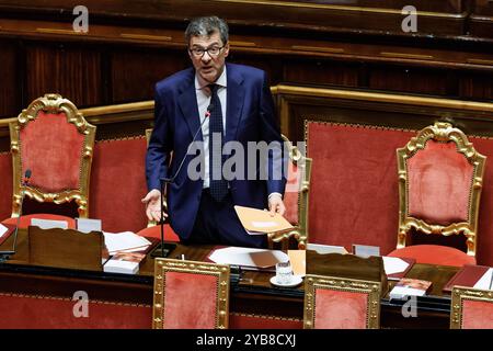 Roma, Italien. Oktober 2024. IL ministro dell'Economia Giancarlo Giorgetti durante il Fragestunde nell'aula del Senato, Roma, Gioved&#xec;, 17 Ottobre 2024 (Foto Roberto Monaldo/LaPresse) Wirtschaftsminister Giancarlo Giorgetti während der Fragestunde im Senat, Rom, Donnerstag, 17. Oktober 2024 (Foto: Roberto Monaldo/LaPresse) Credit: LaPresse/Alamy Live News Stockfoto