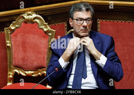 Roma, Italien. Oktober 2024. IL ministro dell'Economia Giancarlo Giorgetti durante il Fragestunde nell'aula del Senato, Roma, Gioved&#xec;, 17 Ottobre 2024 (Foto Roberto Monaldo/LaPresse) Wirtschaftsminister Giancarlo Giorgetti während der Fragestunde im Senat, Rom, Donnerstag, 17. Oktober 2024 (Foto: Roberto Monaldo/LaPresse) Credit: LaPresse/Alamy Live News Stockfoto