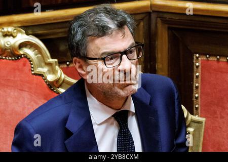 Roma, Italien. Oktober 2024. IL ministro dell'Economia Giancarlo Giorgetti durante il Fragestunde nell'aula del Senato, Roma, Gioved&#xec;, 17 Ottobre 2024 (Foto Roberto Monaldo/LaPresse) Wirtschaftsminister Giancarlo Giorgetti während der Fragestunde im Senat, Rom, Donnerstag, 17. Oktober 2024 (Foto: Roberto Monaldo/LaPresse) Credit: LaPresse/Alamy Live News Stockfoto