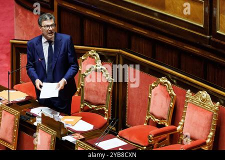 Roma, Italien. Oktober 2024. IL ministro dell'Economia Giancarlo Giorgetti durante il Fragestunde nell'aula del Senato, Roma, Gioved&#xec;, 17 Ottobre 2024 (Foto Roberto Monaldo/LaPresse) Wirtschaftsminister Giancarlo Giorgetti während der Fragestunde im Senat, Rom, Donnerstag, 17. Oktober 2024 (Foto: Roberto Monaldo/LaPresse) Credit: LaPresse/Alamy Live News Stockfoto