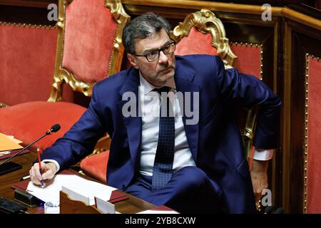 Roma, Italien. Oktober 2024. IL ministro dell'Economia Giancarlo Giorgetti durante il Fragestunde nell'aula del Senato, Roma, Gioved&#xec;, 17 Ottobre 2024 (Foto Roberto Monaldo/LaPresse) Wirtschaftsminister Giancarlo Giorgetti während der Fragestunde im Senat, Rom, Donnerstag, 17. Oktober 2024 (Foto: Roberto Monaldo/LaPresse) Credit: LaPresse/Alamy Live News Stockfoto