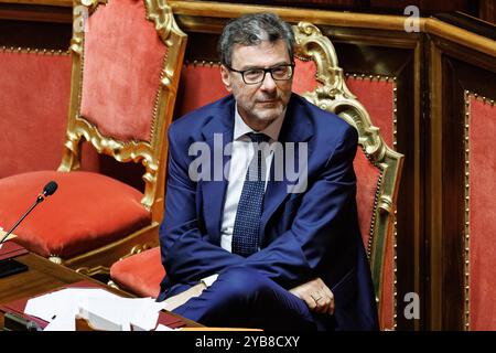 Roma, Italien. Oktober 2024. IL ministro dell'Economia Giancarlo Giorgetti durante il Fragestunde nell'aula del Senato, Roma, Gioved&#xec;, 17 Ottobre 2024 (Foto Roberto Monaldo/LaPresse) Wirtschaftsminister Giancarlo Giorgetti während der Fragestunde im Senat, Rom, Donnerstag, 17. Oktober 2024 (Foto: Roberto Monaldo/LaPresse) Credit: LaPresse/Alamy Live News Stockfoto