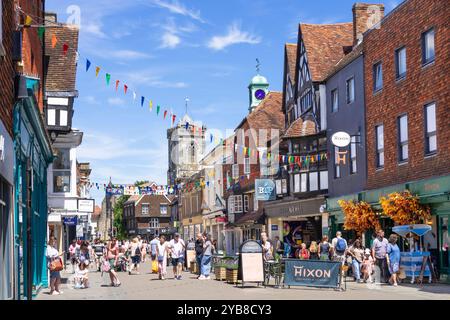 Salisbury High Street mit Einkaufsmöglichkeiten in Geschäften und Cafés geschäftige High Street Stadtzentrum Salisbury Wiltshire England Großbritannien GB Europa Stockfoto