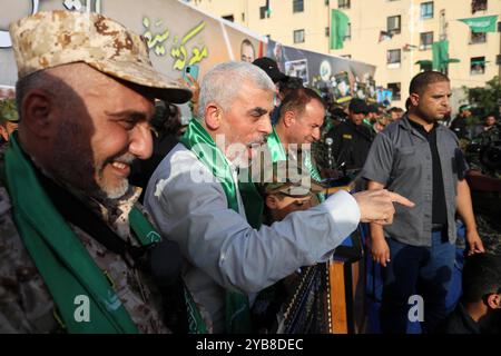 Yahya Sinwar, Führer des politischen Flügels der palästinensischen Hamas-Bewegung, begrüßt Anhänger einer Anti-Israel-Kundgebung in Beit Lahia AKTENFOTO: Yahya Sinwar, Führer des politischen Flügels der palästinensischen Hamas-Bewegung, begrüßt Anhänger bei einer Anti-Israel-Kundgebung in Beit Lahia im nördlichen Gazastreifen, 30. Mai 2021. Foto: Ashraf Amra Beit Lahia Gazastreifen Palästinensische Gebiete 171024 Archive Sinwar APA 009 Copyright: XapaimagesxAshrafxAmraxxapaimagesx Stockfoto