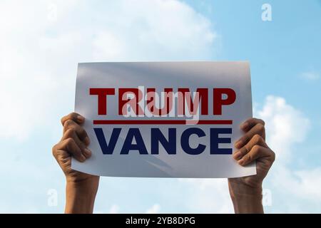 Pringsewu, Lampung; 18. Oktober 2024; die Hand Eines Mannes hält Papier, das besagt, dass TRUMP VANCE 2024 gewählt wird Stockfoto