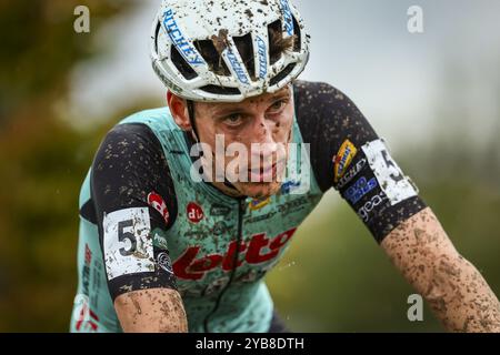 Ardooie, Belgien. Oktober 2024. Der belgische Jens Adams wurde am Donnerstag, den 17. Oktober 2024, in Ardooie während des Männer-Elite-Rennens des „Kermiscross“ Cyclocross-Rennens in Aktion gestellt. BELGA FOTO DAVID PINTENS Credit: Belga News Agency/Alamy Live News Stockfoto