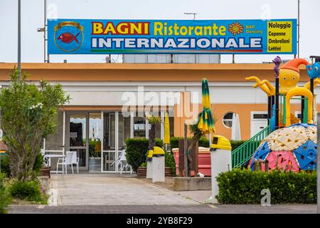 Bagni Lungomare, Chioggia. Badestrand an der Adria bei schlechtem Wetter. Alle Liegestühle sind frei. // 28.05.2024: Chioggia, Venetien, Italien, Europa *** Bagni Lungomare, Chioggia Badestrand an der Adria bei schlechtem Wetter sind alle Liegestühle kostenlos 28 05 2024 Chioggia, Veneto, Italien, Europa Stockfoto