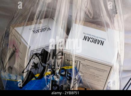 Ein klarer Rucksack mit zwei Packungen NARCAN (Naloxon HCl Nasal Spray 4mg), verteilt auf einer Straßenmesse auf der Congress Avenue. Narcan ist ein von der FDA zugelassenes Markennamen-Medikament zur Behandlung bekannter oder möglicher Opioid-Überdosierungen bei Erwachsenen und Kindern jeden Alters. Narcan ist eine Notfallbehandlung bei Opioid-Überdosierung. ©Bob DaemmrichNARCAN Stockfoto