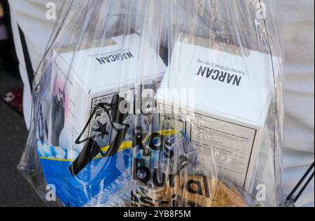 Ein klarer Rucksack mit zwei Packungen NARCAN (Naloxon HCl Nasal Spray 4mg), verteilt auf einer Straßenmesse auf der Congress Avenue. Narcan ist ein von der FDA zugelassenes Markennamen-Medikament zur Behandlung bekannter oder möglicher Opioid-Überdosierungen bei Erwachsenen und Kindern jeden Alters. Narcan ist eine Notfallbehandlung bei Opioid-Überdosierung. ©Bob DaemmrichNARCAN Stockfoto