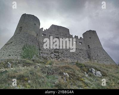 Die Kirche santa maria della pieta ist ein religiöses Gebäude in der Gemeinde rocca calascio, abruzzen, umgeben von einem Tal mit einem wunderschönen V Stockfoto