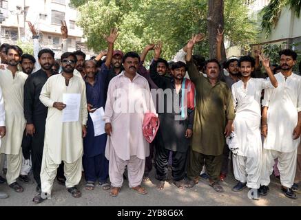 Die Bewohner von Tando Hyder halten am Donnerstag, den 17. Oktober 2024, im Pressesaal von Hyderabad eine Protestdemonstration gegen die hohe Händigkeit von Landraubern ab. Stockfoto