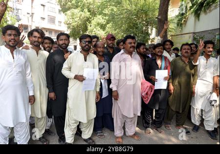 Die Bewohner von Tando Hyder halten am Donnerstag, den 17. Oktober 2024, im Pressesaal von Hyderabad eine Protestdemonstration gegen die hohe Händigkeit von Landraubern ab. Stockfoto