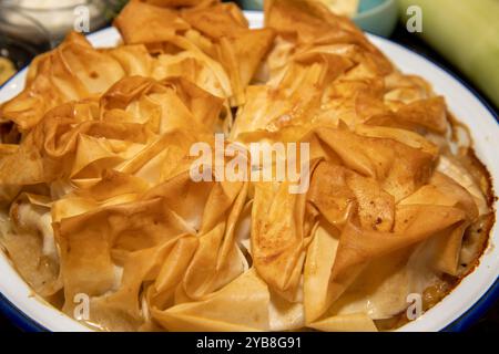Ein köstlicher Hähnchen-, Lauch- und Wildpilzkuchen, der die Spitze des Pie und das blättrige Gebäck zeigt Stockfoto
