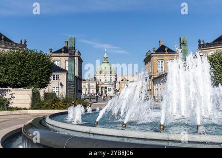 Wunderschöner Brunnen im Königlichen Dänischen Palast Amalienborg. Königliche Residenz in Kopenhagen, Dänemark - 10. Oktober 2024 Stockfoto