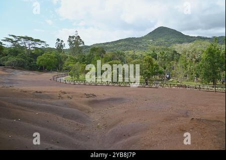 Mauritius Chamarel farbenfroher Sand Chamarel Siebenfarbiger Erde Geopark an einem schönen Tag. Stockfoto