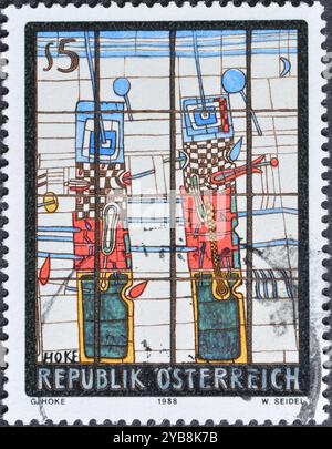 Gestempelte Briefmarke, gedruckt von Österreich, auf der das Gemälde „Guards“ von Giselbert Hoke (*1927), Modern Art, um 1988 gezeigt wird. Stockfoto