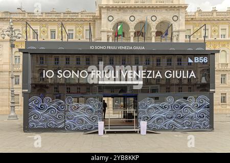 Triest, Italien - 08. Oktober 2024: Ich bin Friaul Julisch Venetien Expo Stand auf dem Hauptplatz vor dem Palast des lokalen Regierungsbüros während der Barcolana Ya Stockfoto